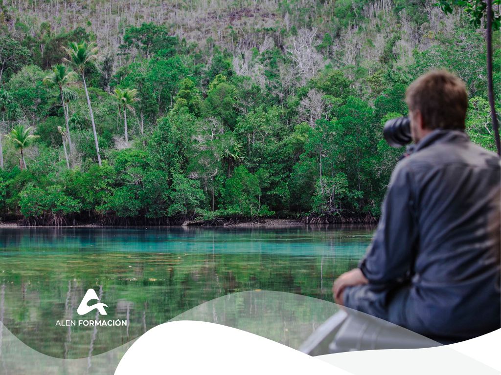 Guía de naturaleza: qué es y cómo formarte para trabajar en ecoturismo